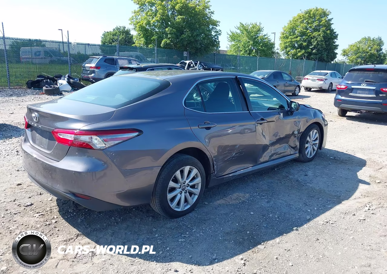 2018 Toyota Camry Le VIN:4T1B11HK1JU151047 - 4