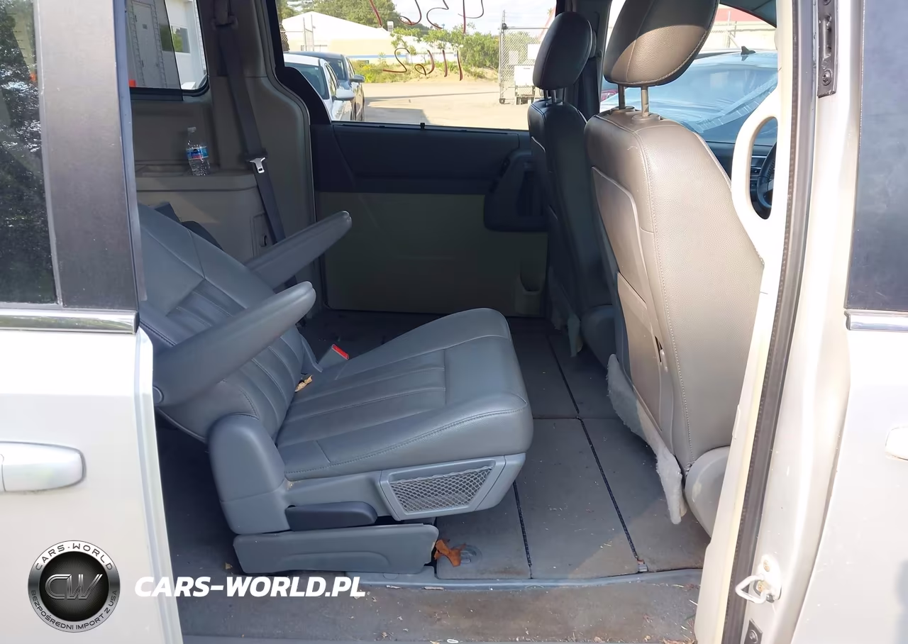 2008 Chrysler Town & Country Touring VIN:2A8HR54P48R621765 - 8
