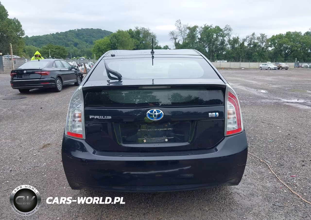 2015 Toyota Prius Two VIN:JTDKN3DUXF1915921 - 17