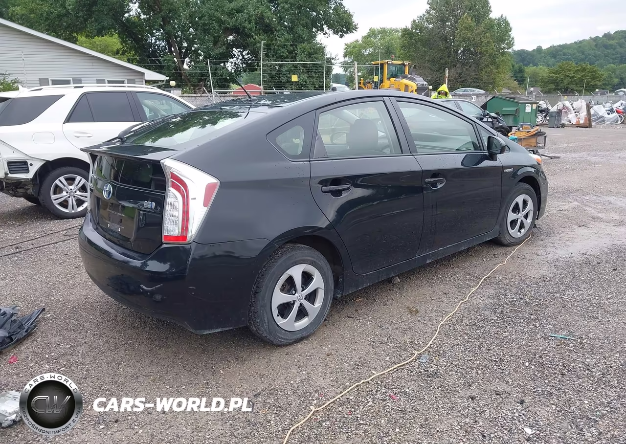 2015 Toyota Prius Two VIN:JTDKN3DUXF1915921 - 4