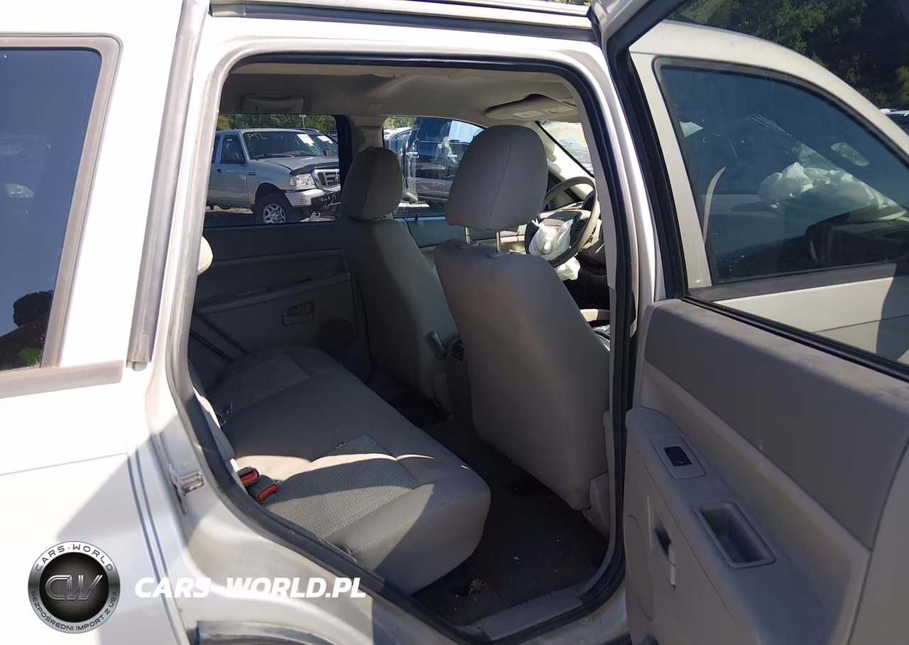 2007 Jeep Grand Cherokee Laredo VIN:1J8GR48K37C624782 - 8