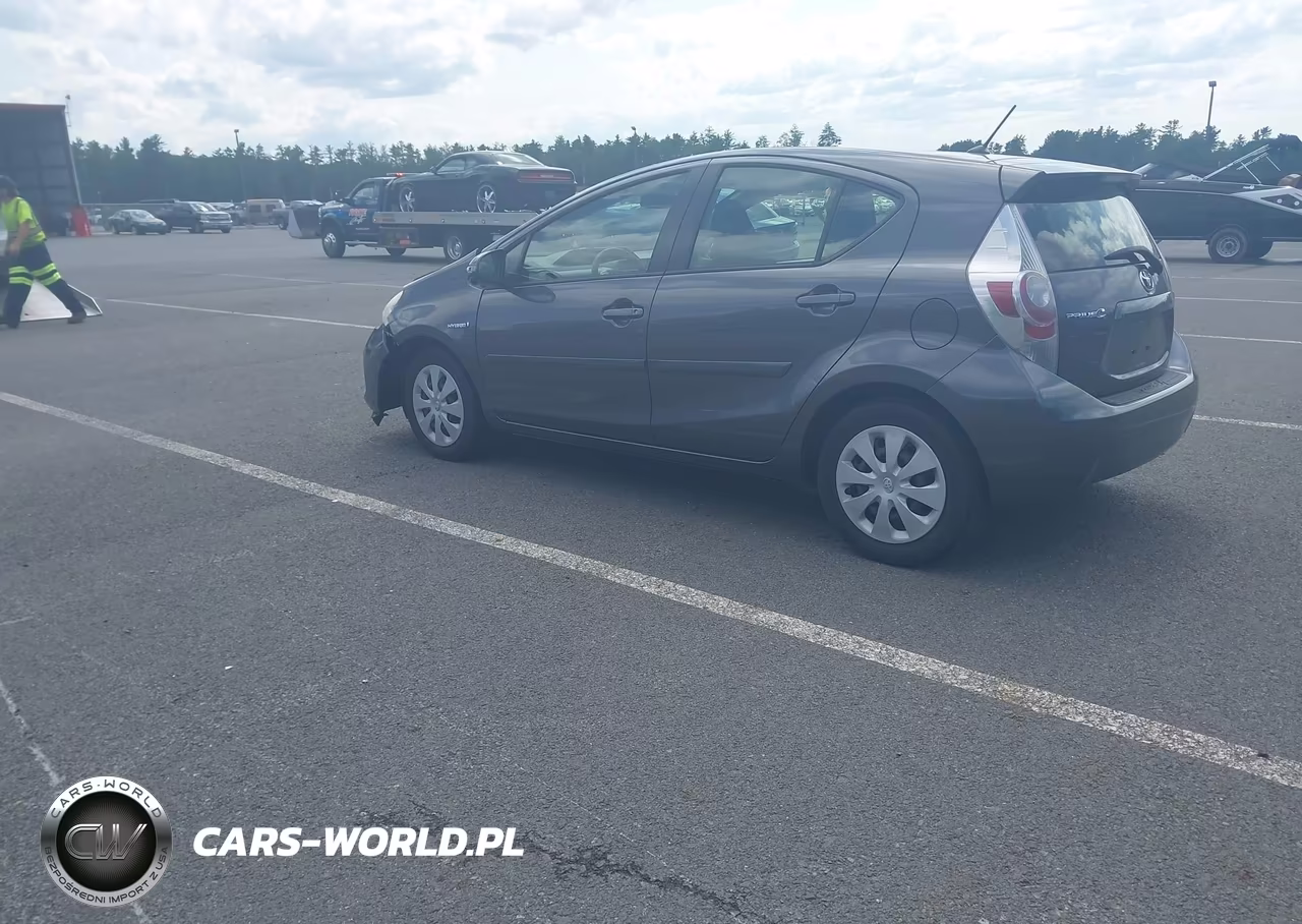 2013 Toyota Prius C Two VIN:JTDKDTB30D1040424 - 3