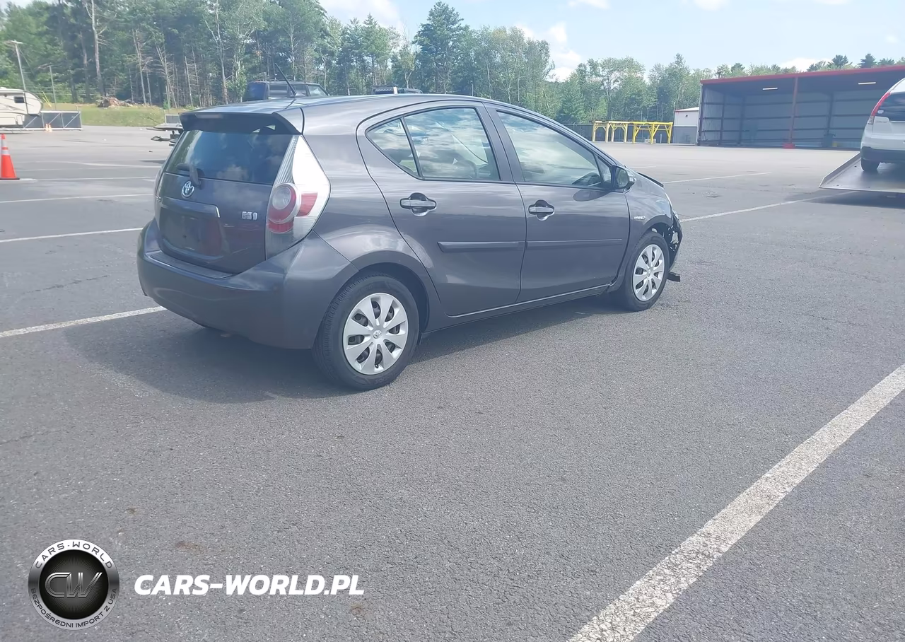 2013 Toyota Prius C Two VIN:JTDKDTB30D1040424 - 4