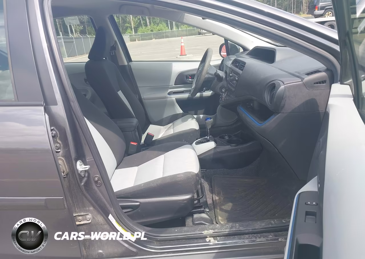 2013 Toyota Prius C Two VIN:JTDKDTB30D1040424 - 5