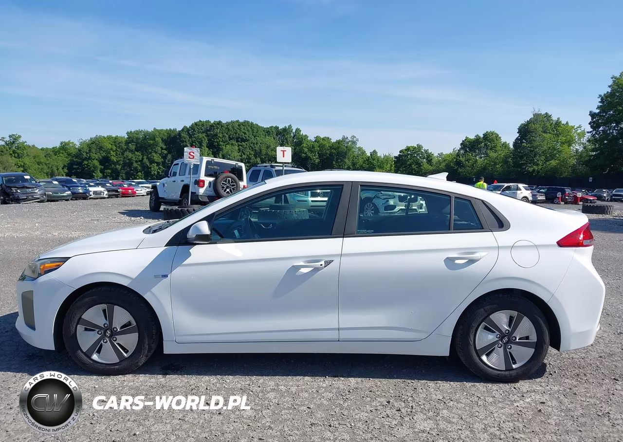 2018 Hyundai Ioniq Hybrid Blue VIN:KMHC65LC4JU075613 - 18