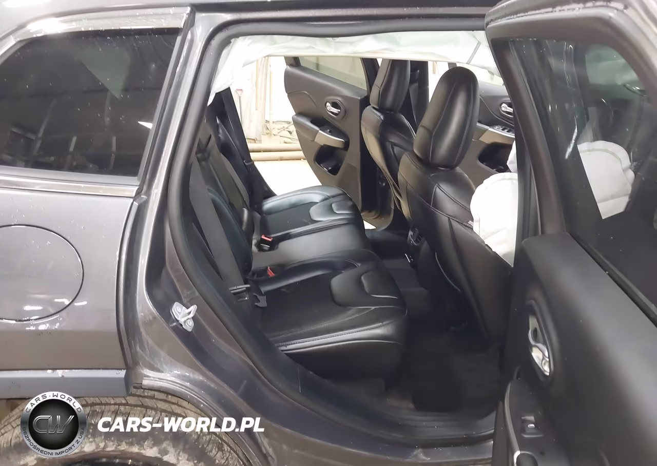 2019 Jeep Cherokee Latitude Plus 4X4 VIN:1C4PJMLBXKD230401 - 8