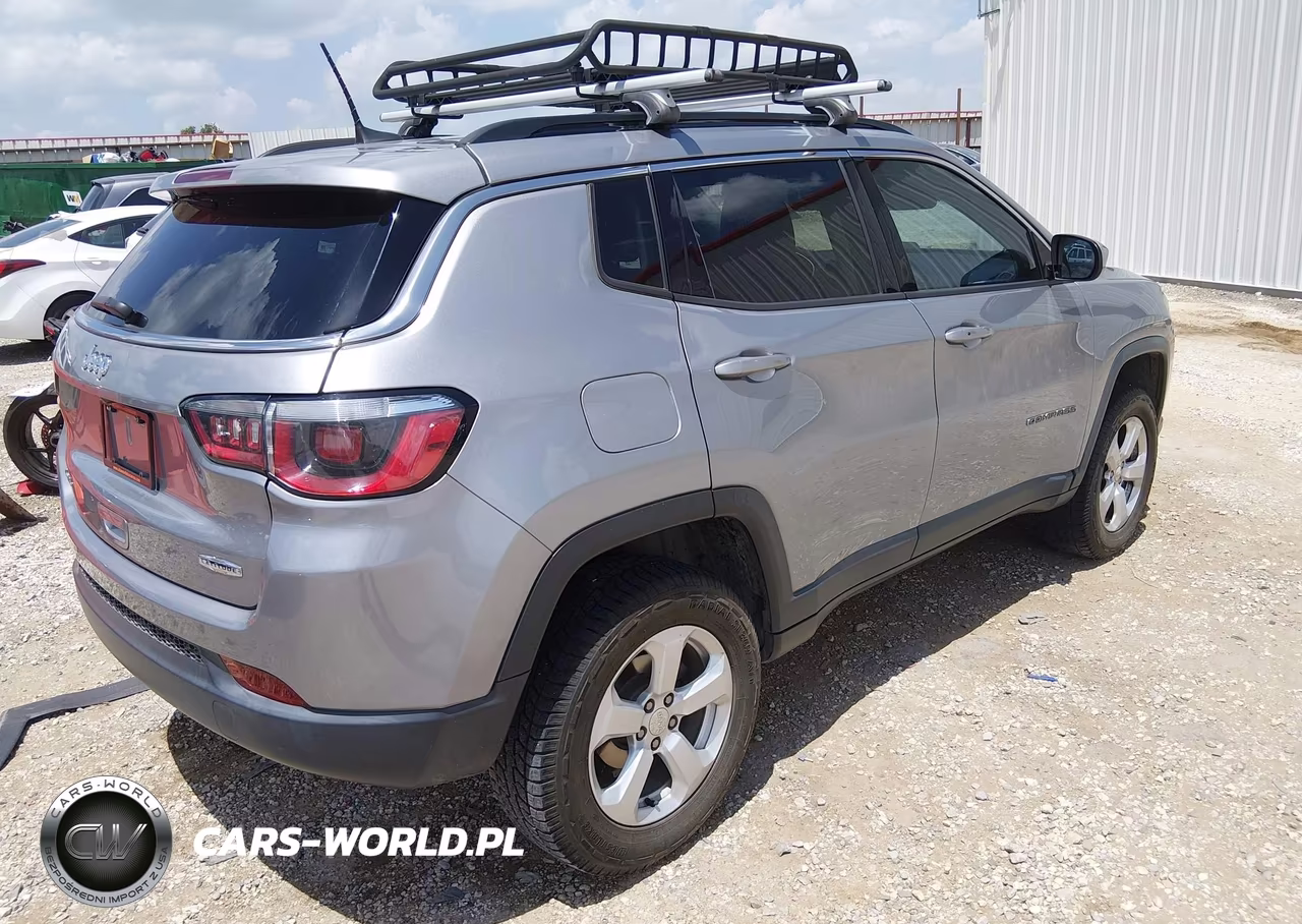 2018 Jeep Compass Latitude 4X4 VIN:3C4NJDBB7JT114140 - 4
