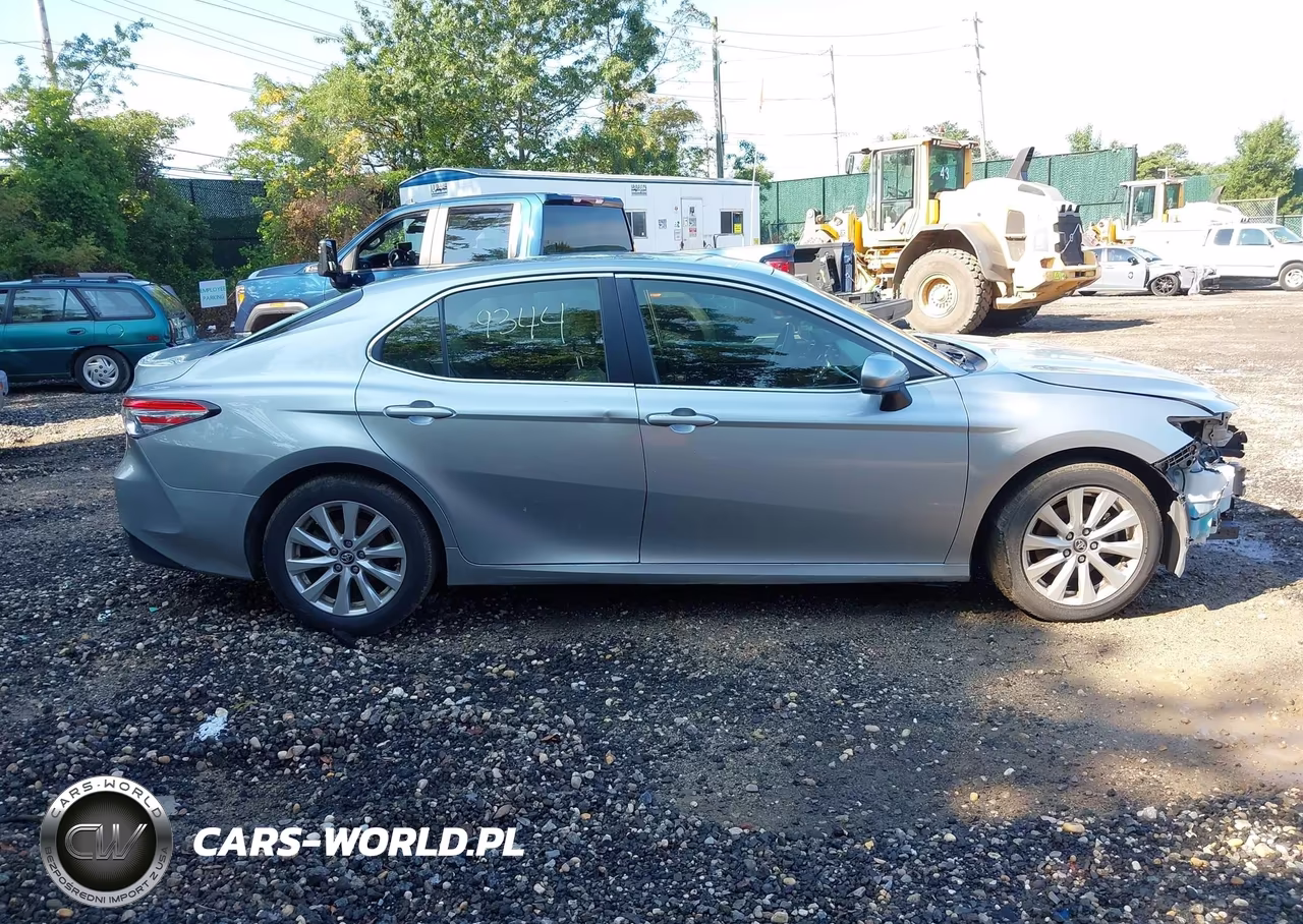 2018 Toyota Camry Le VIN:JTNB11HK0J3011657 - 13