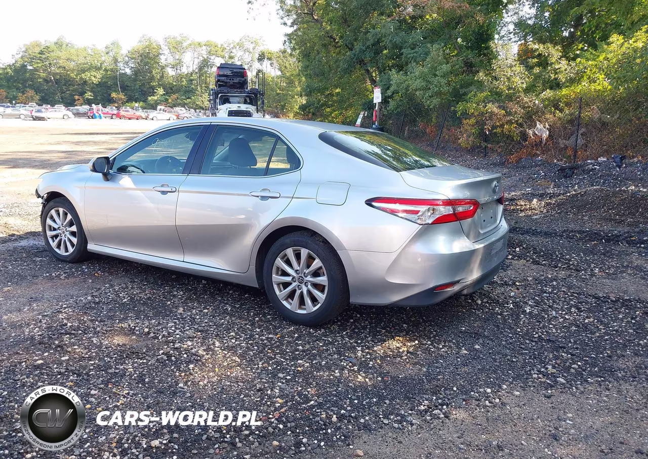 2018 Toyota Camry Le VIN:JTNB11HK0J3011657 - 14
