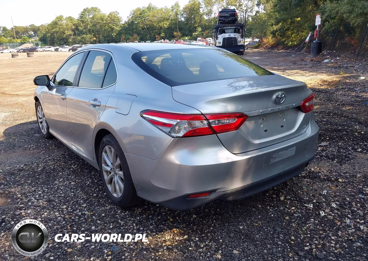 2018 Toyota Camry Le VIN:JTNB11HK0J3011657 - 3