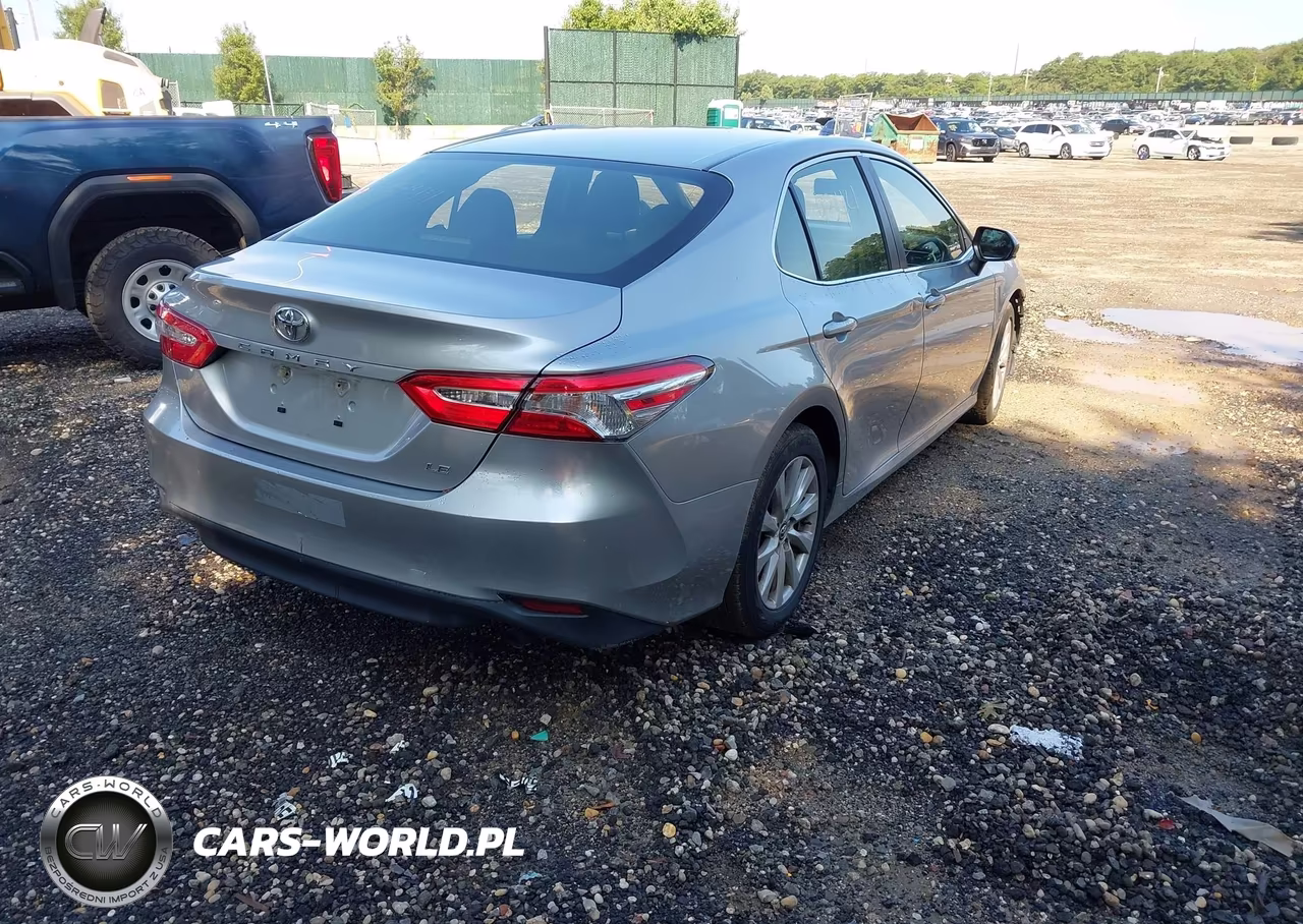 2018 Toyota Camry Le VIN:JTNB11HK0J3011657 - 4