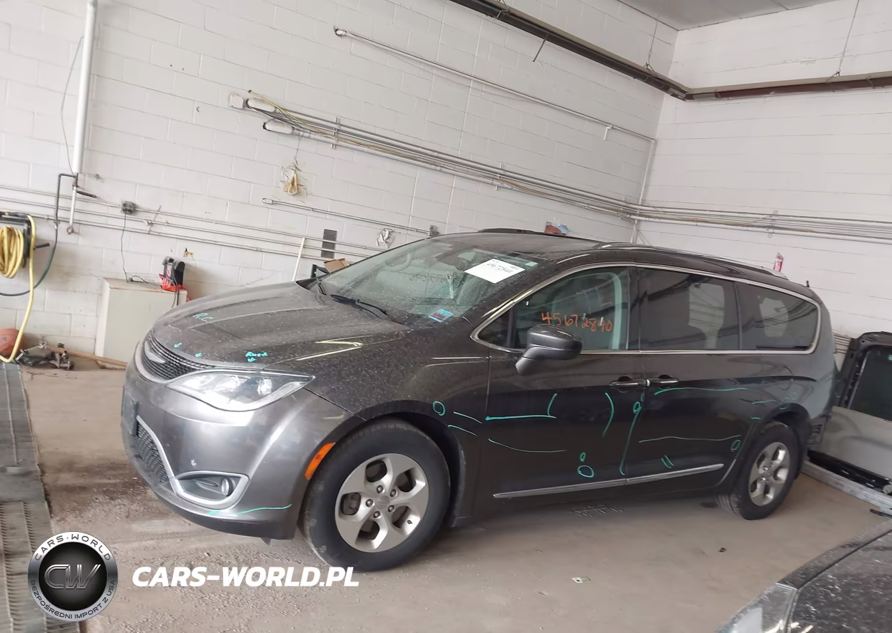 2017 Chrysler Pacifica Touring-L Plus VIN:2C4RC1EG2HR811004 - 14