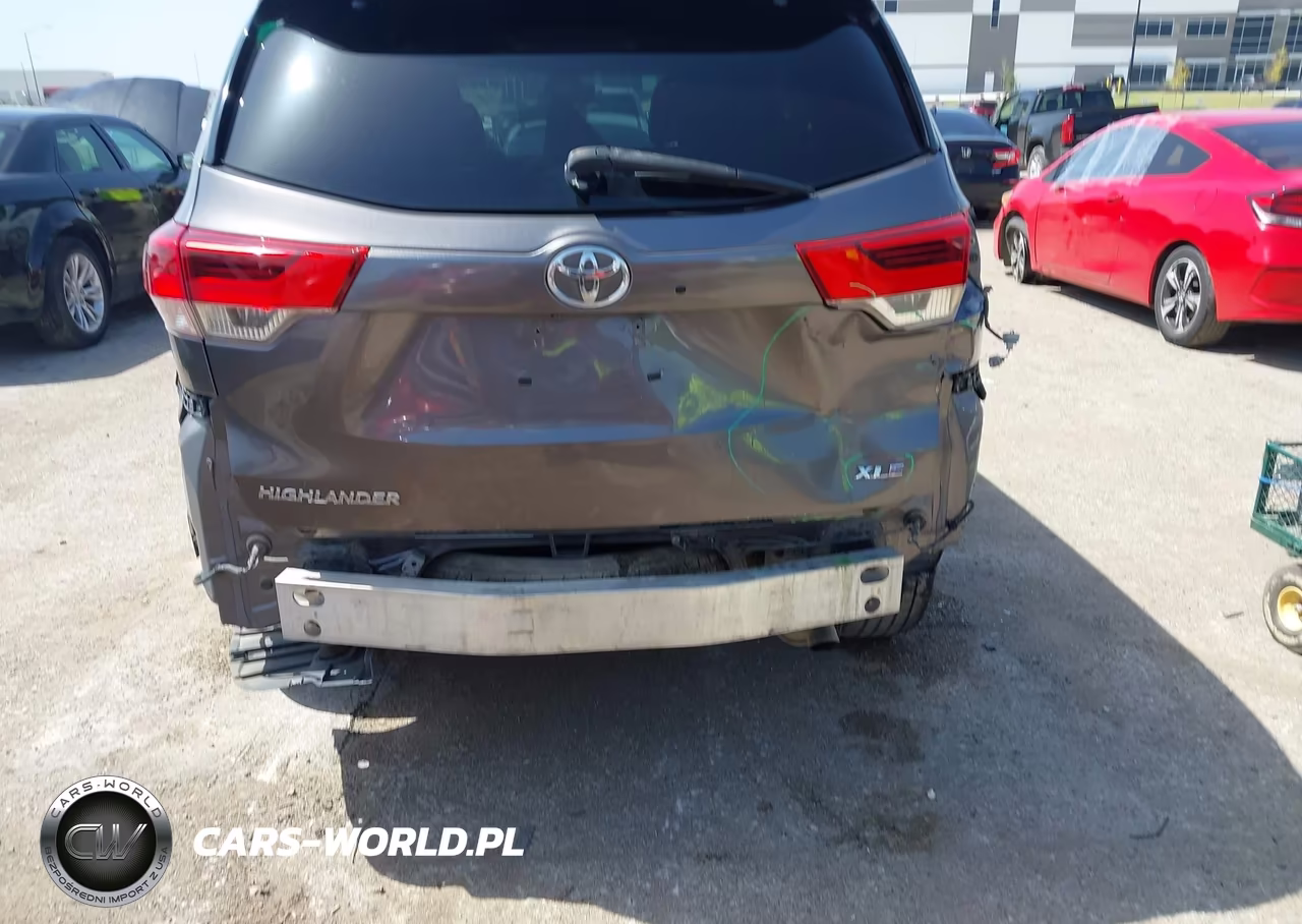 2018 Toyota Highlander Xle VIN:5TDKZRFH4JS529711 - 17