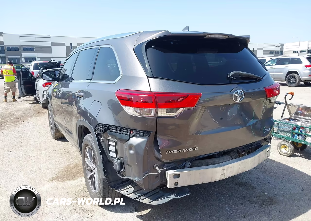 2018 Toyota Highlander Xle VIN:5TDKZRFH4JS529711 - 3
