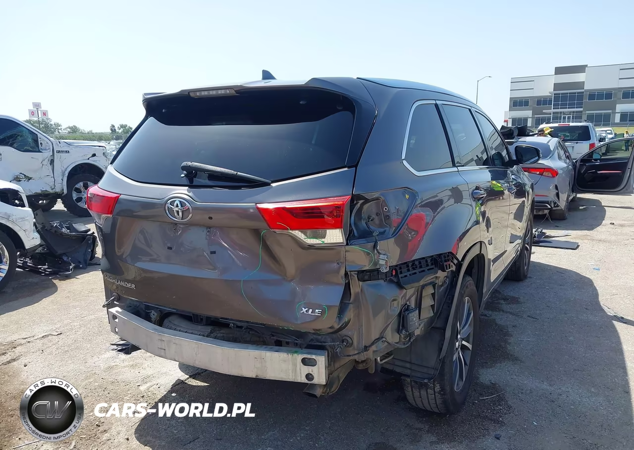 2018 Toyota Highlander Xle VIN:5TDKZRFH4JS529711 - 4