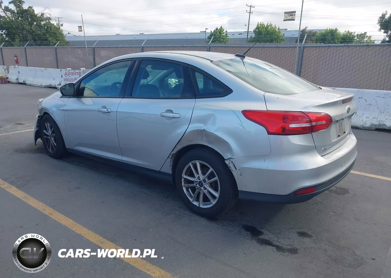2017 Ford Focus Se VIN:1FADP3F29HL300157 - 3