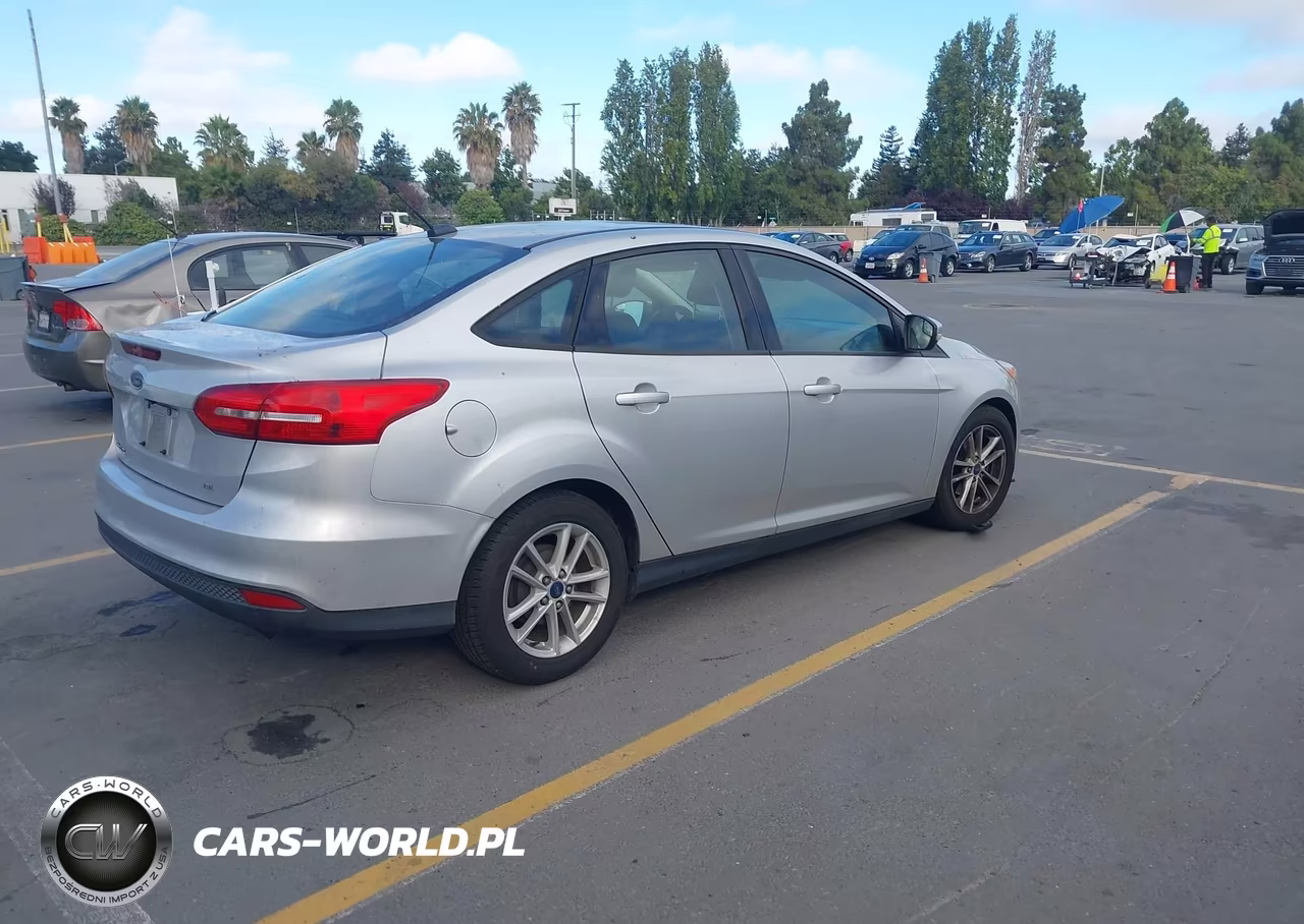 2017 Ford Focus Se VIN:1FADP3F29HL300157 - 4
