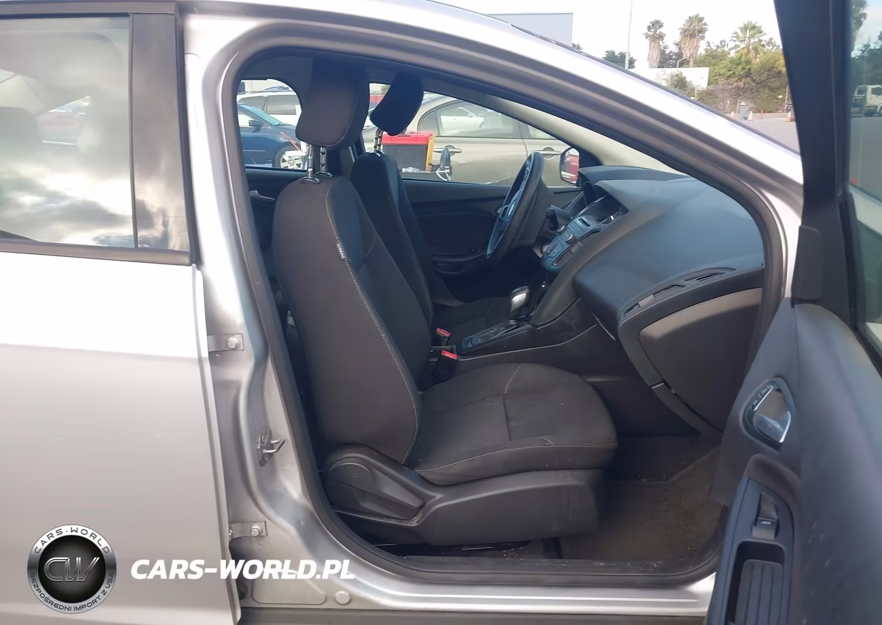 2017 Ford Focus Se VIN:1FADP3F29HL300157 - 5