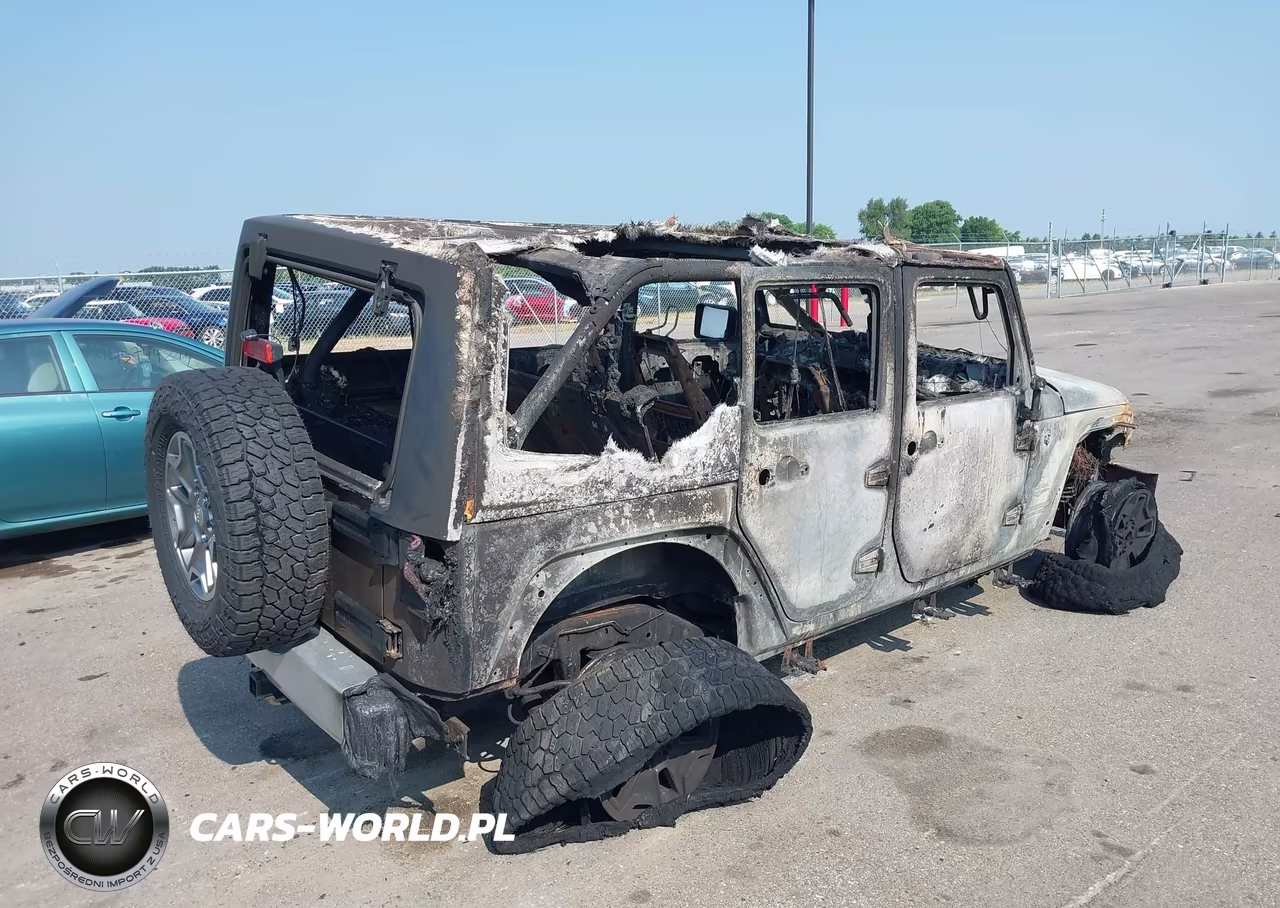 2015 Jeep Wrangler Unlimited Sahara VIN:1C4BJWEG5FL630747 - 4