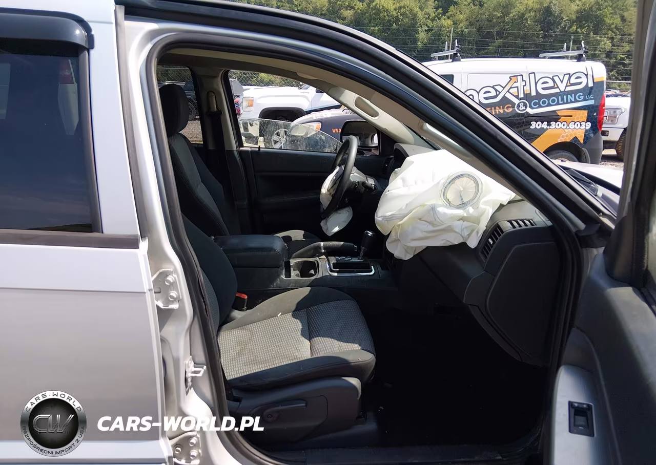 2010 Jeep Grand Cherokee Laredo VIN:1J4PR4GKXAC129179 - 5