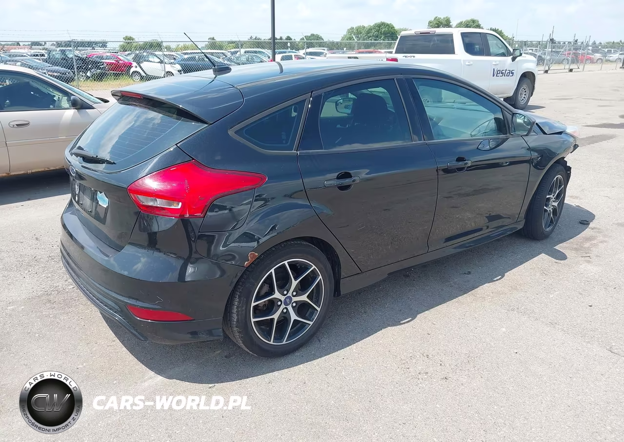 2015 Ford Focus Se VIN:1FADP3K29FL254039 - 4