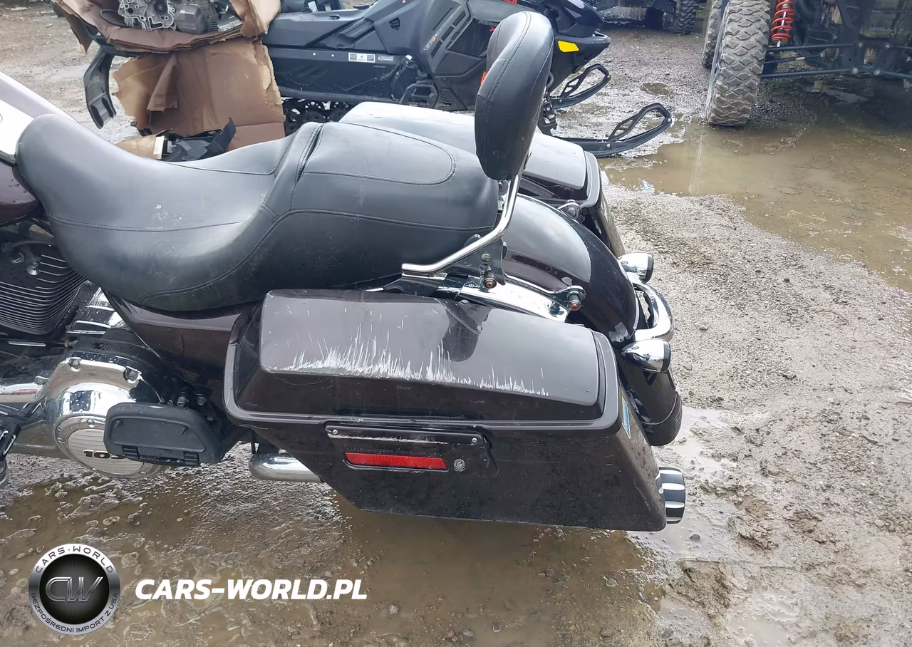 2011 Harley-Davidson Flhx VIN:1HD1KBM1XBB657696 - 3