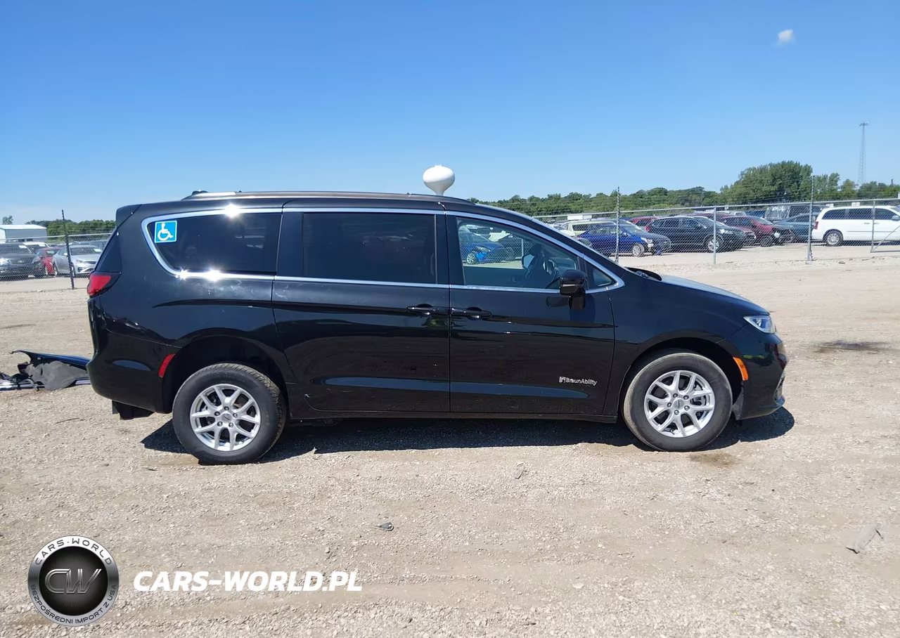 2022 Chrysler Pacifica Touring L VIN:2C4RC1BG1NR145298 - 13