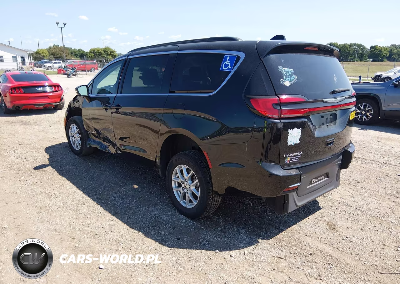 2022 Chrysler Pacifica Touring L VIN:2C4RC1BG1NR145298 - 3