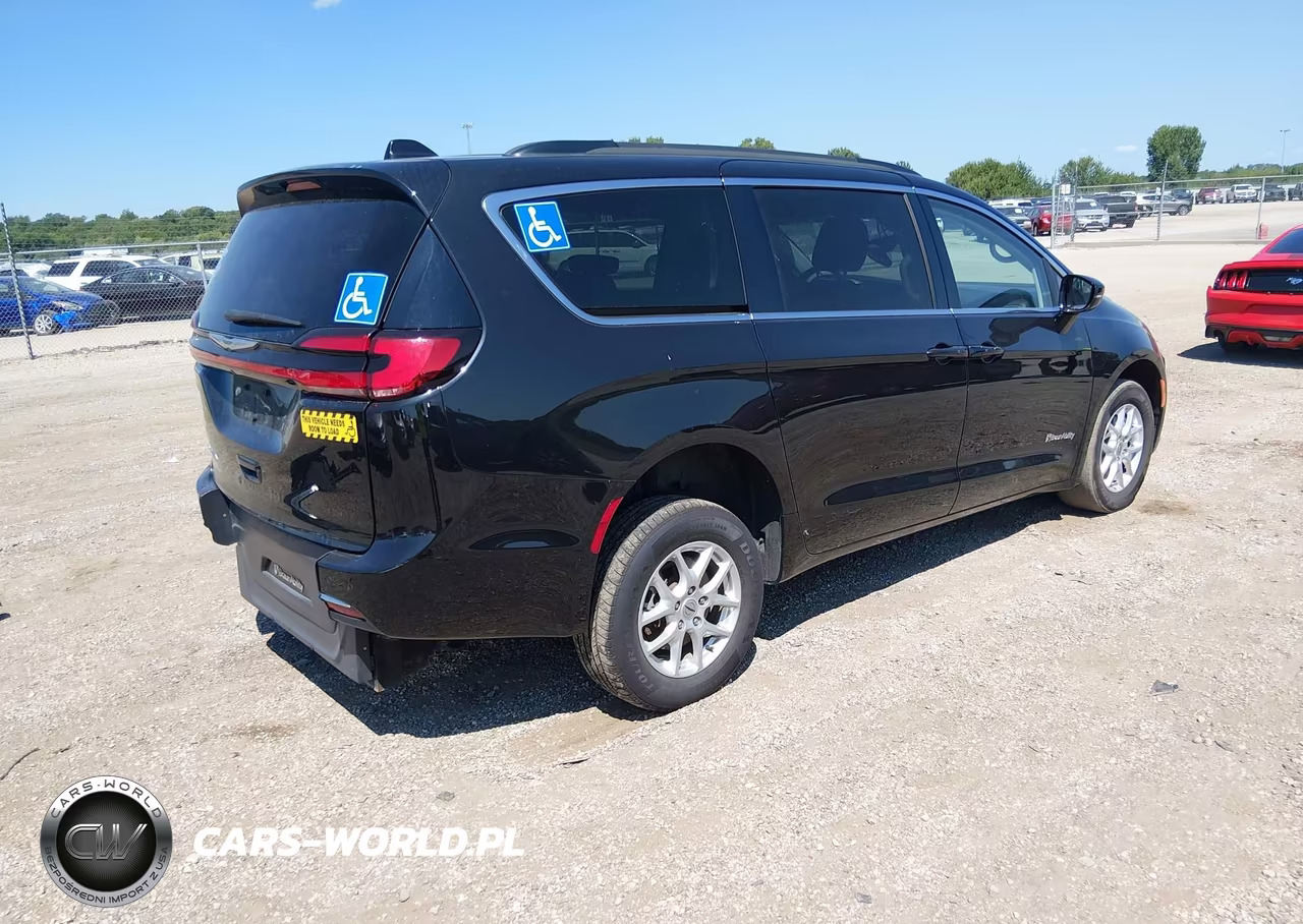 2022 Chrysler Pacifica Touring L VIN:2C4RC1BG1NR145298 - 4