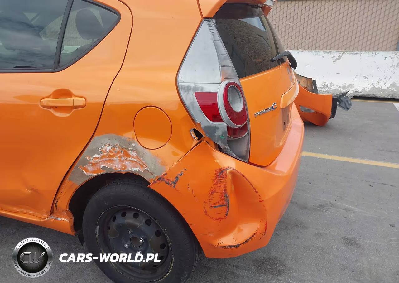 2015 Toyota Prius C Three VIN:JTDKDTB36F1106834 - 13