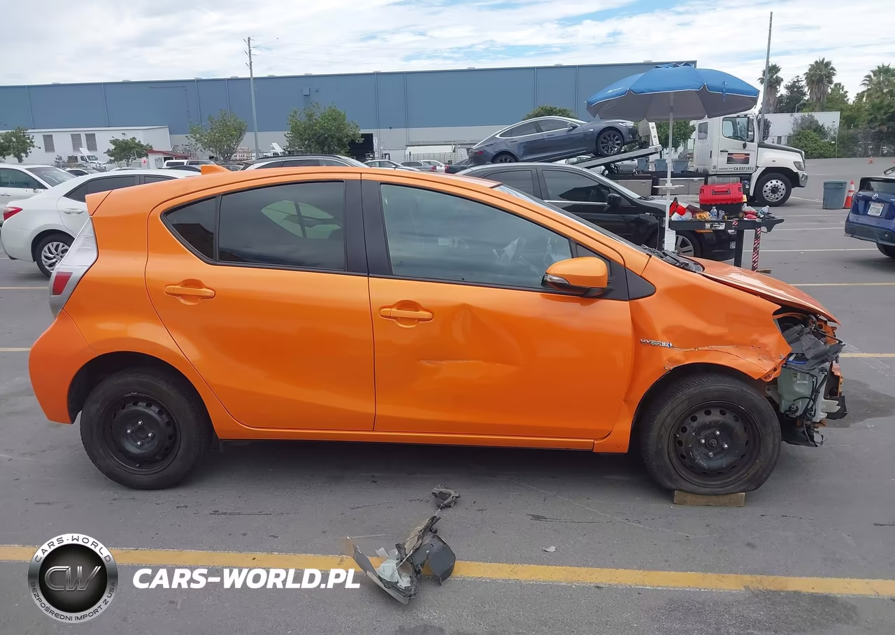 2015 Toyota Prius C Three VIN:JTDKDTB36F1106834 - 15