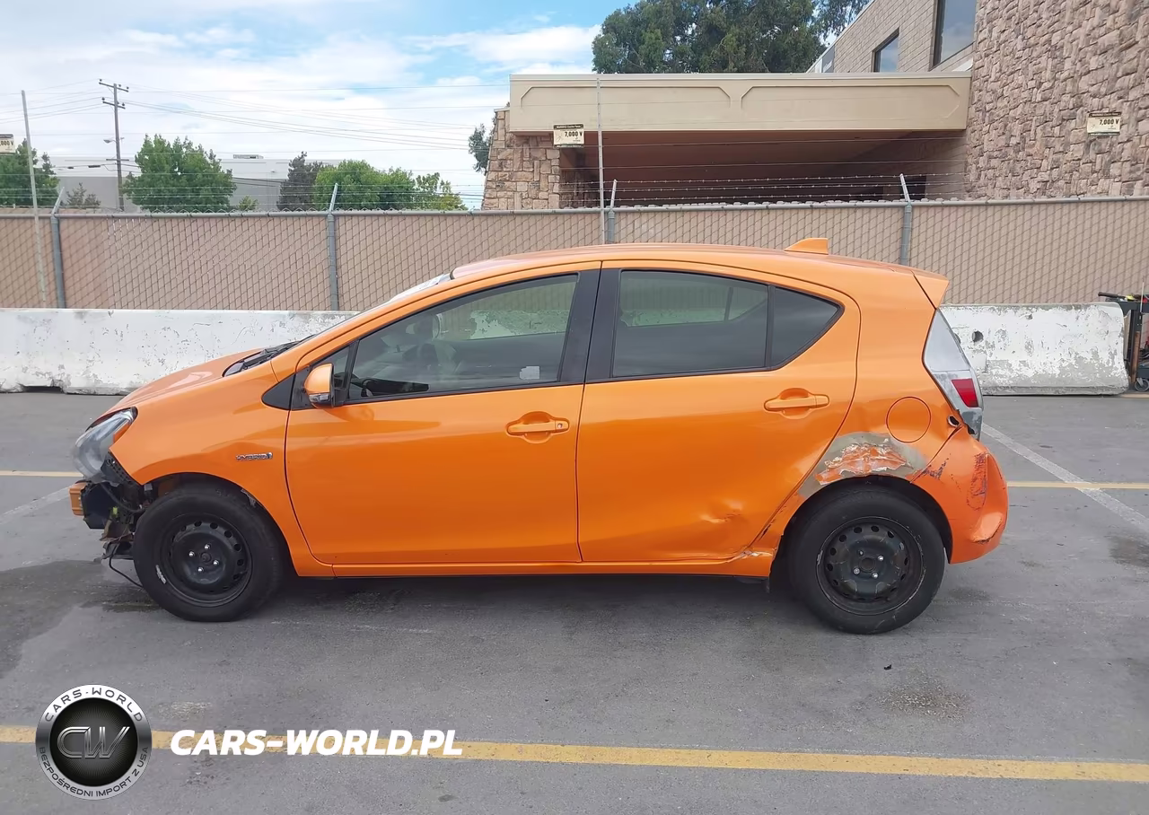 2015 Toyota Prius C Three VIN:JTDKDTB36F1106834 - 16