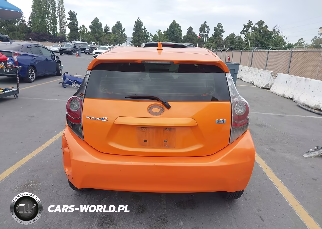2015 Toyota Prius C Three VIN:JTDKDTB36F1106834 - 18