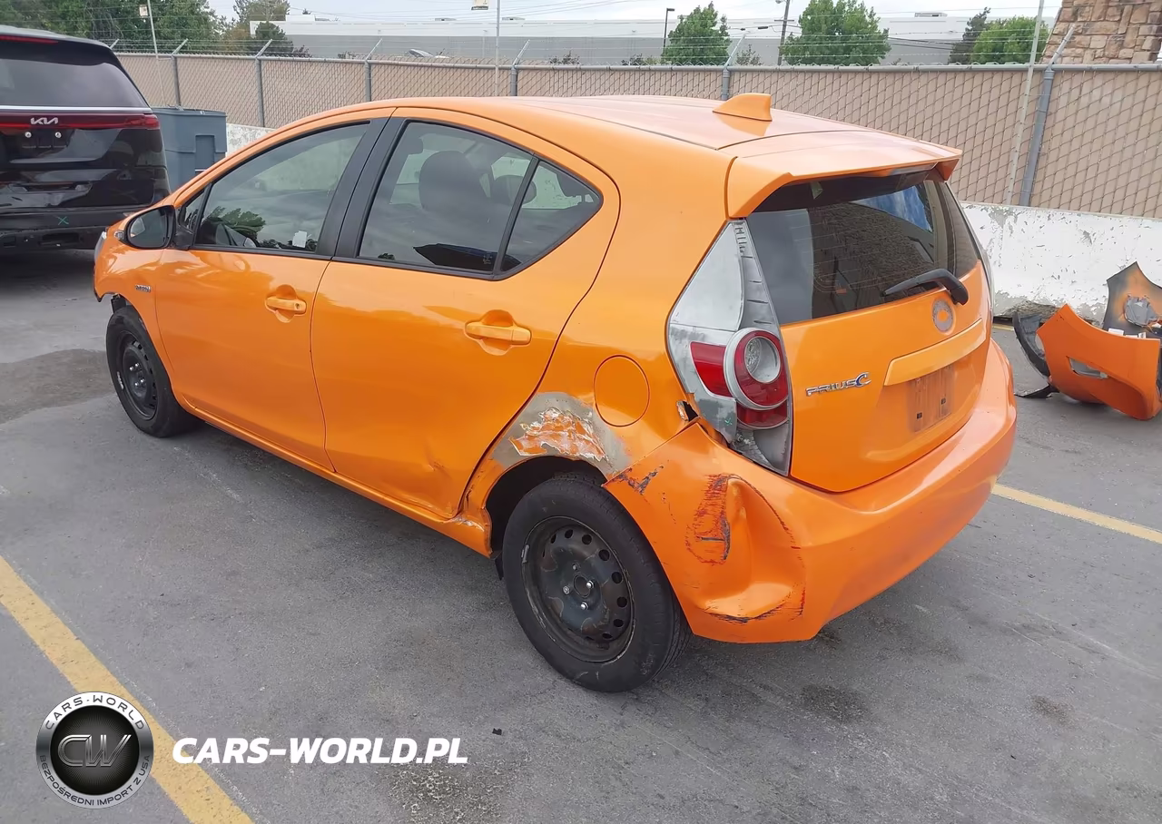 2015 Toyota Prius C Three VIN:JTDKDTB36F1106834 - 3