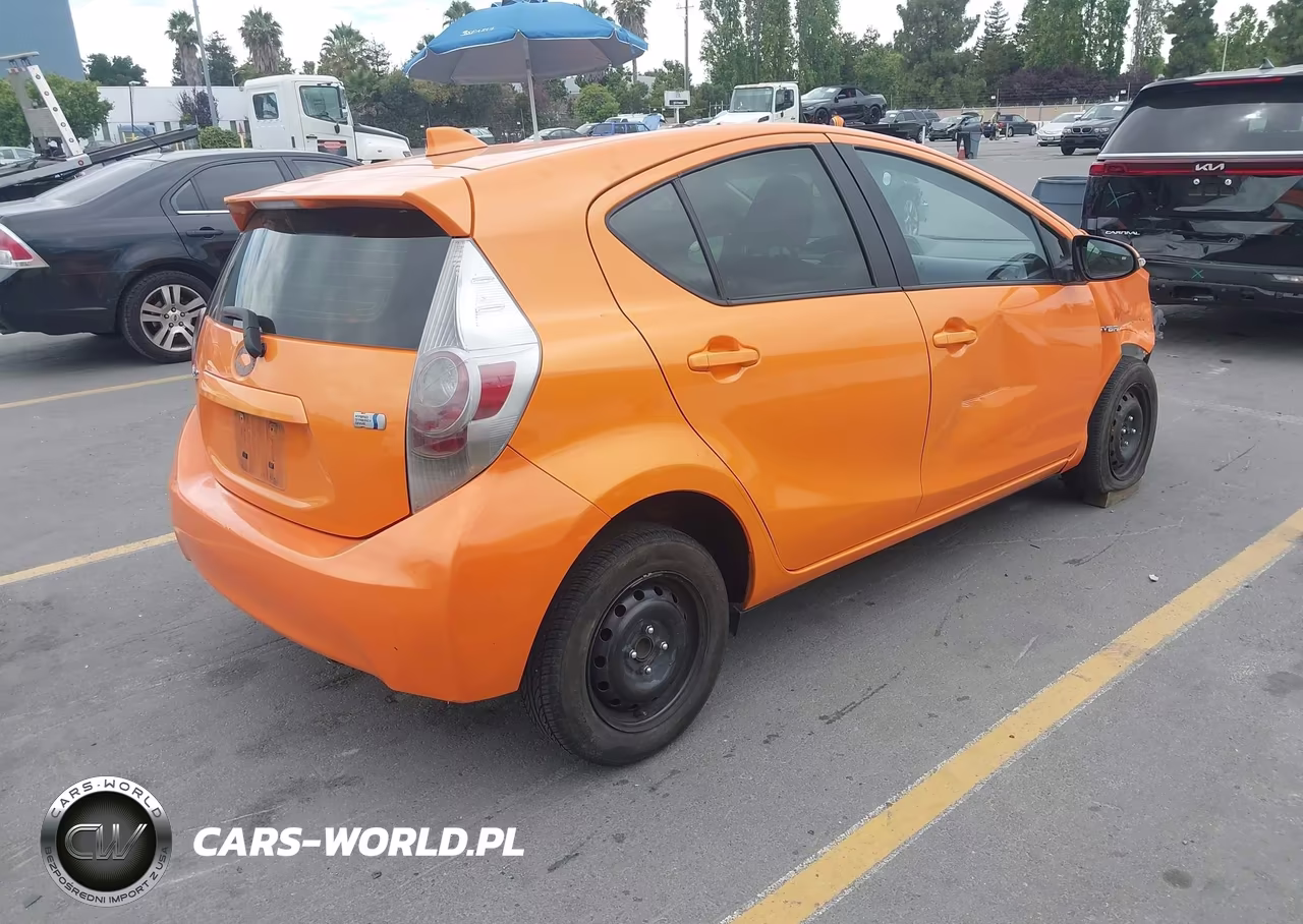2015 Toyota Prius C Three VIN:JTDKDTB36F1106834 - 4