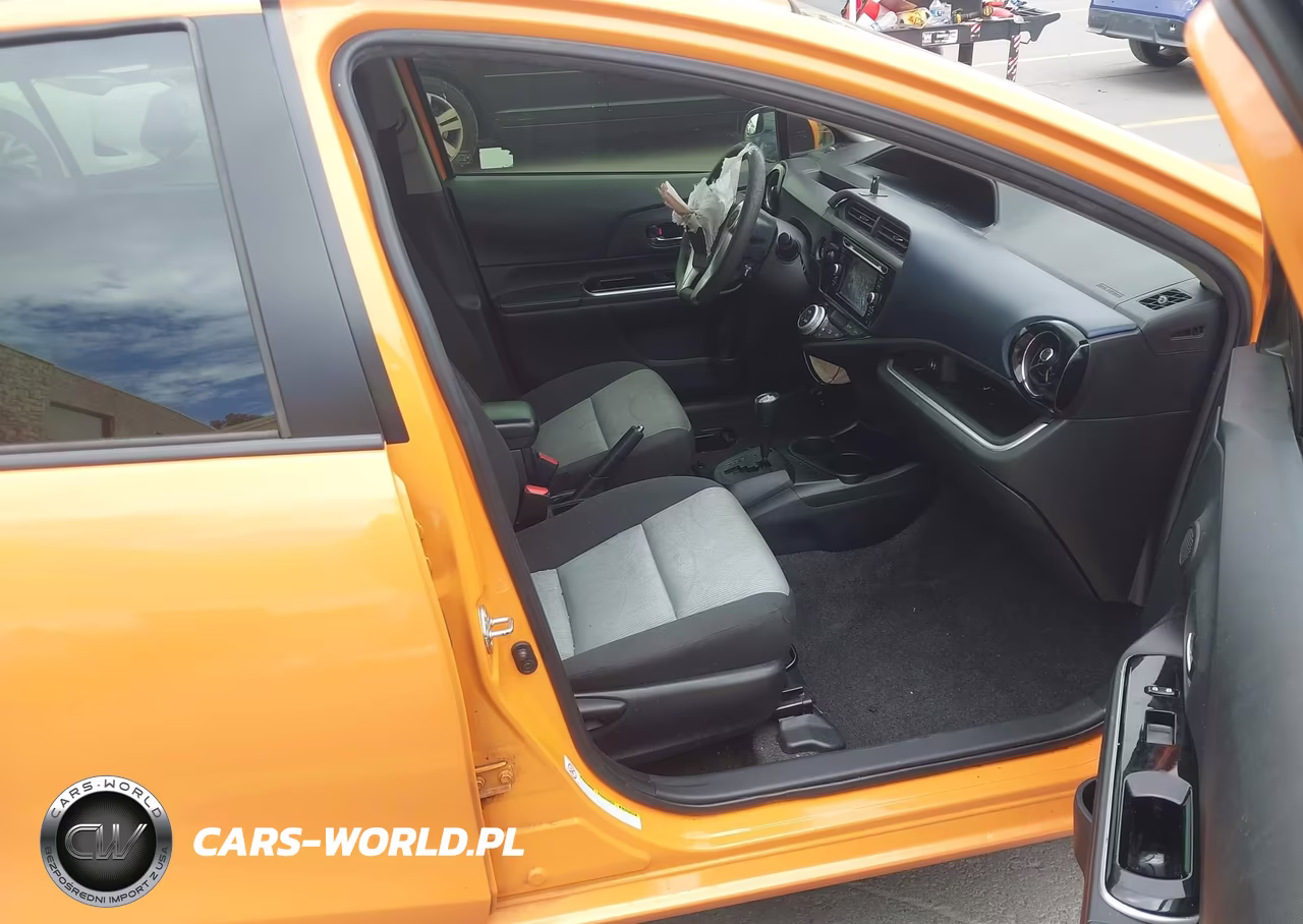 2015 Toyota Prius C Three VIN:JTDKDTB36F1106834 - 5