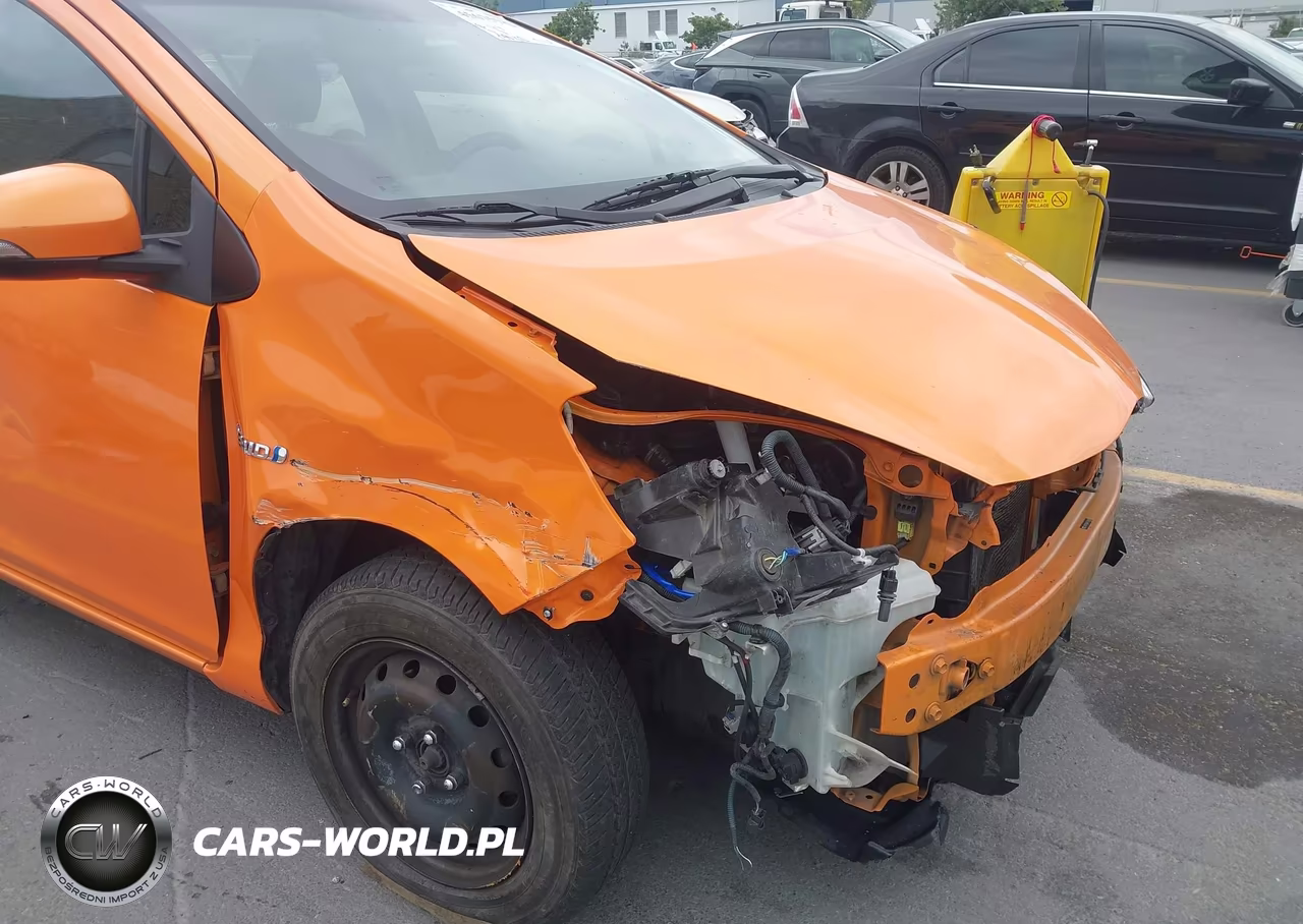 2015 Toyota Prius C Three VIN:JTDKDTB36F1106834 - 6