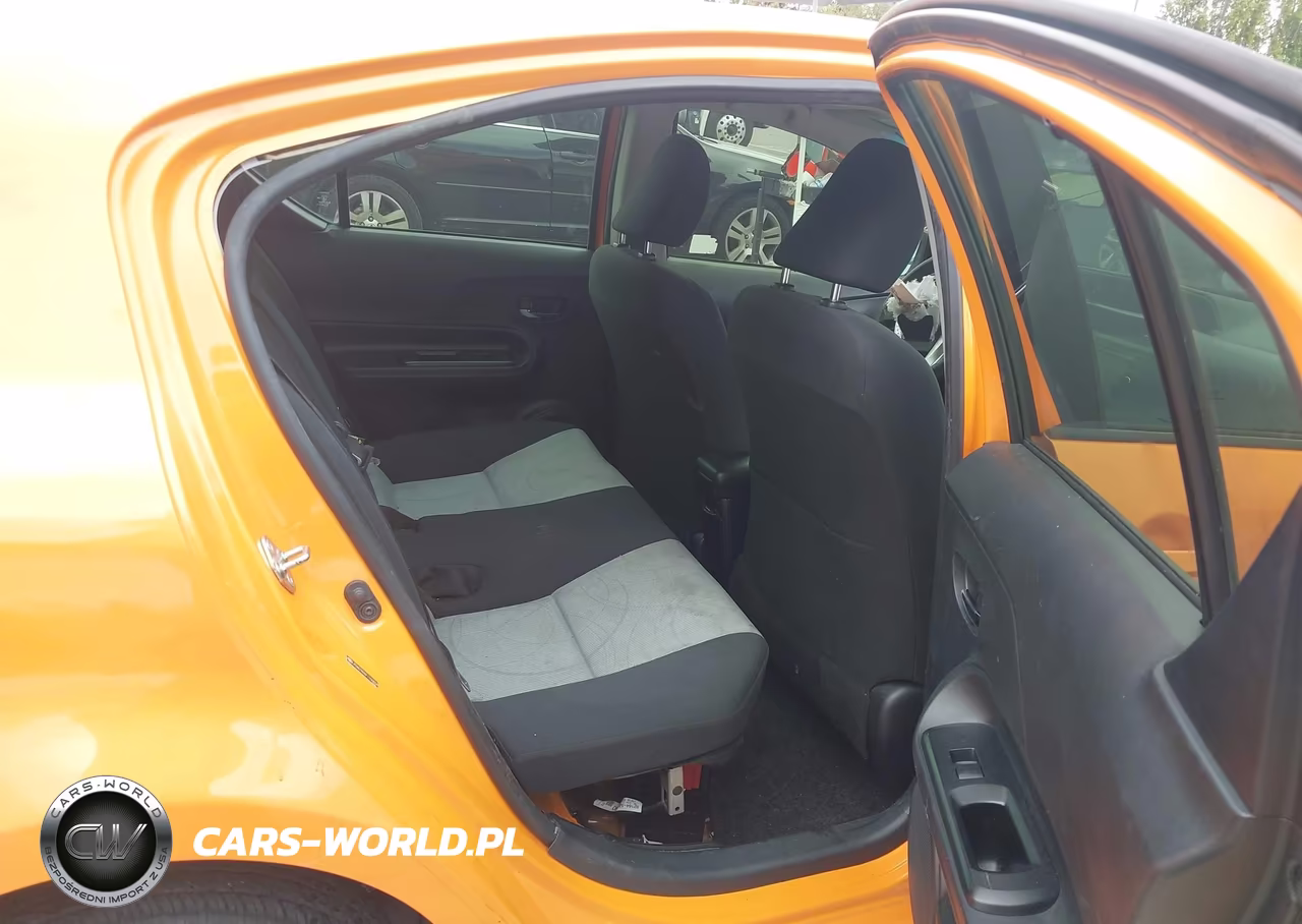 2015 Toyota Prius C Three VIN:JTDKDTB36F1106834 - 8