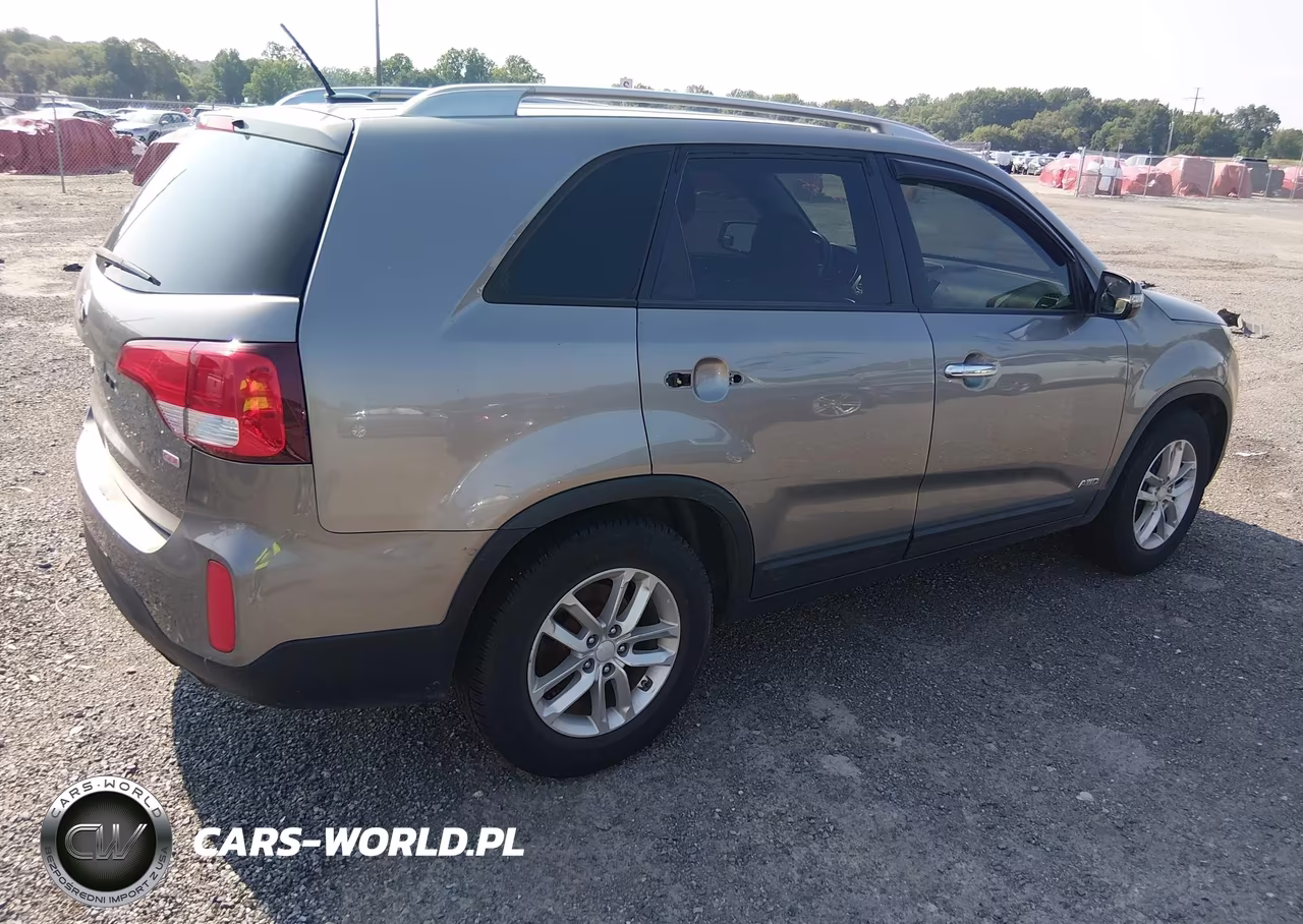 2015 Kia Sorento Lx VIN:5XYKTCA63FG585017 - 4