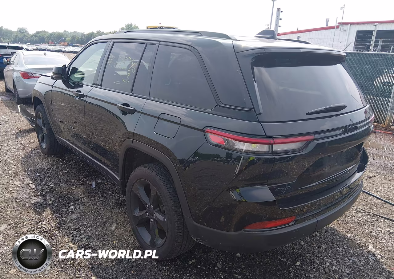 2025 Jeep Grand Cherokee Altitude X 4X4 VIN:1C4RJHAGXSC366841 - 3