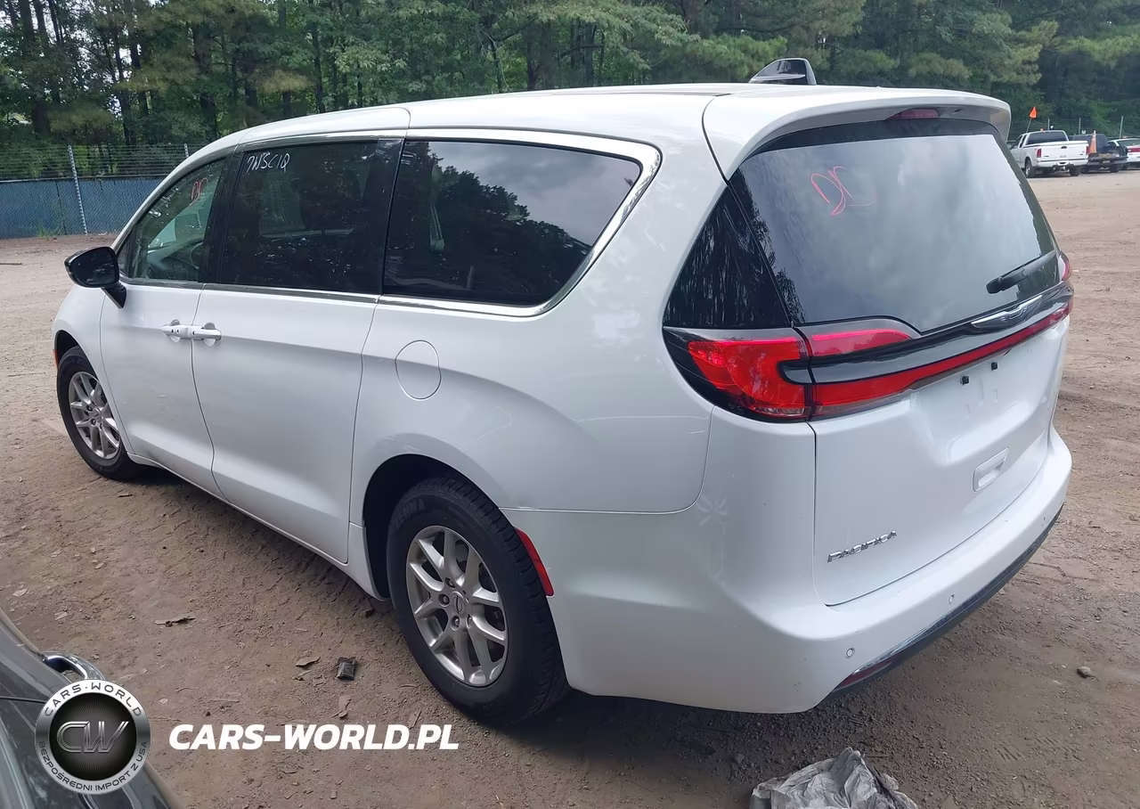 2024 Chrysler Pacifica Touring L VIN:2C4RC1BG9RR106237 - 3