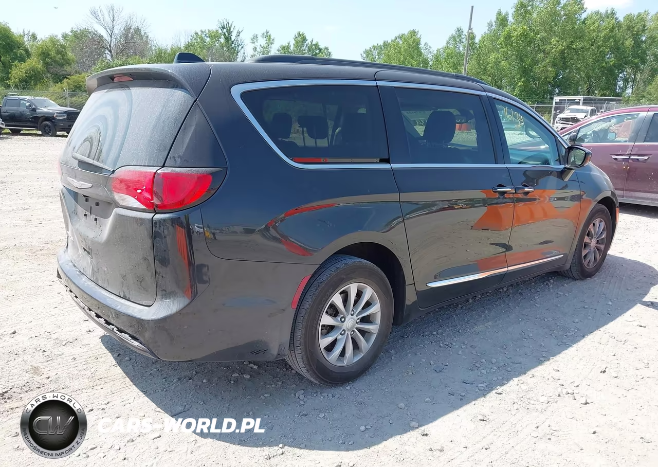 2017 Chrysler Pacifica Touring-L VIN:2C4RC1BG2HR510589 - 4