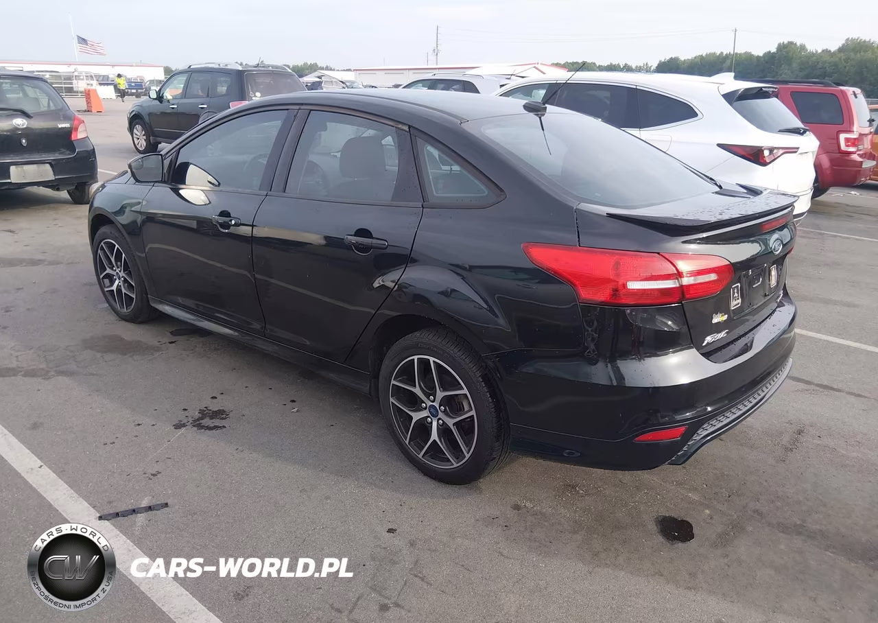 2015 Ford Focus Se VIN:1FADP3F22FL360519 - 3