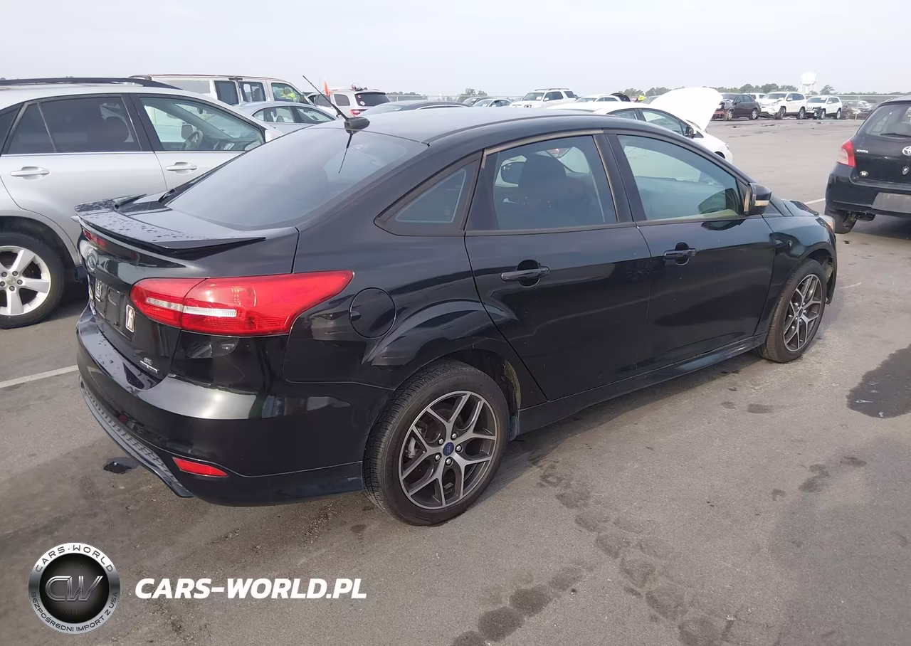 2015 Ford Focus Se VIN:1FADP3F22FL360519 - 4