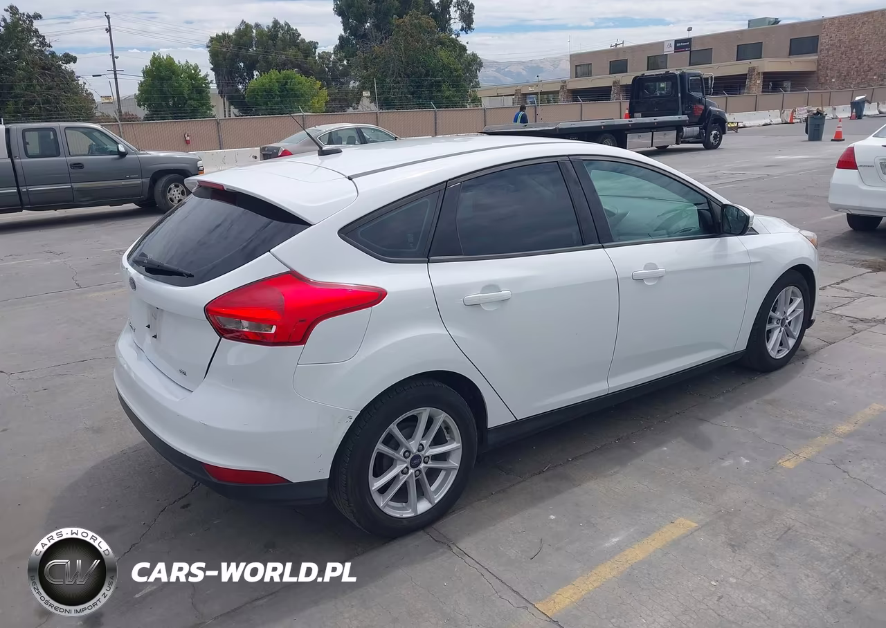 2017 Ford Focus Se VIN:1FADP3K26HL271545 - 4