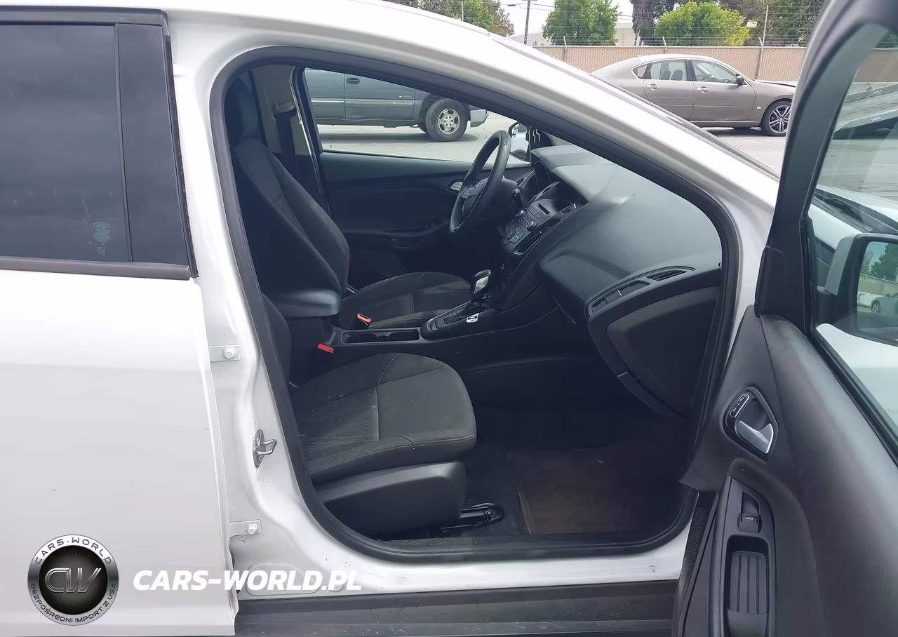 2017 Ford Focus Se VIN:1FADP3K26HL271545 - 5