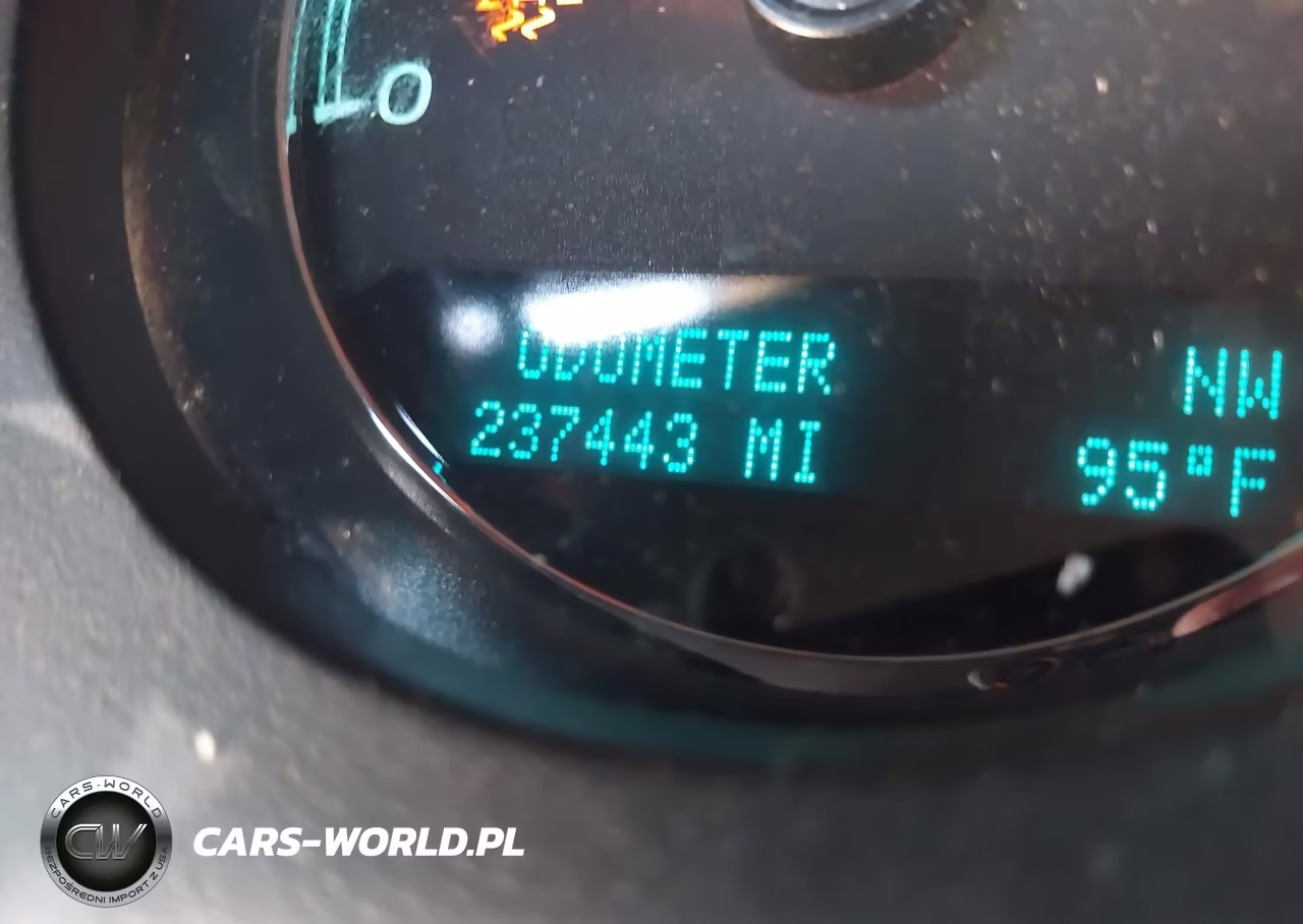 2010 Chevrolet Suburban 1500 Ls VIN:1GNUCHE06AR237418 - 15