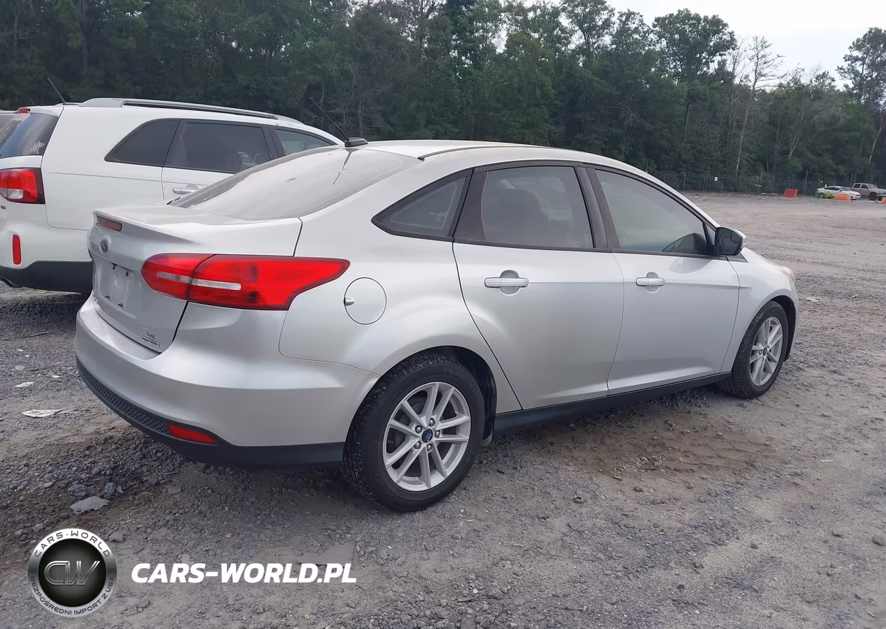 2015 Ford Focus Se VIN:1FADP3F29FL375812 - 4