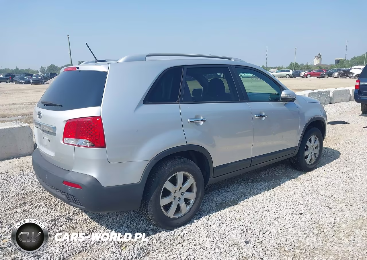 2011 Kia Sorento Lx VIN:5XYKT3A14BG020211 - 4