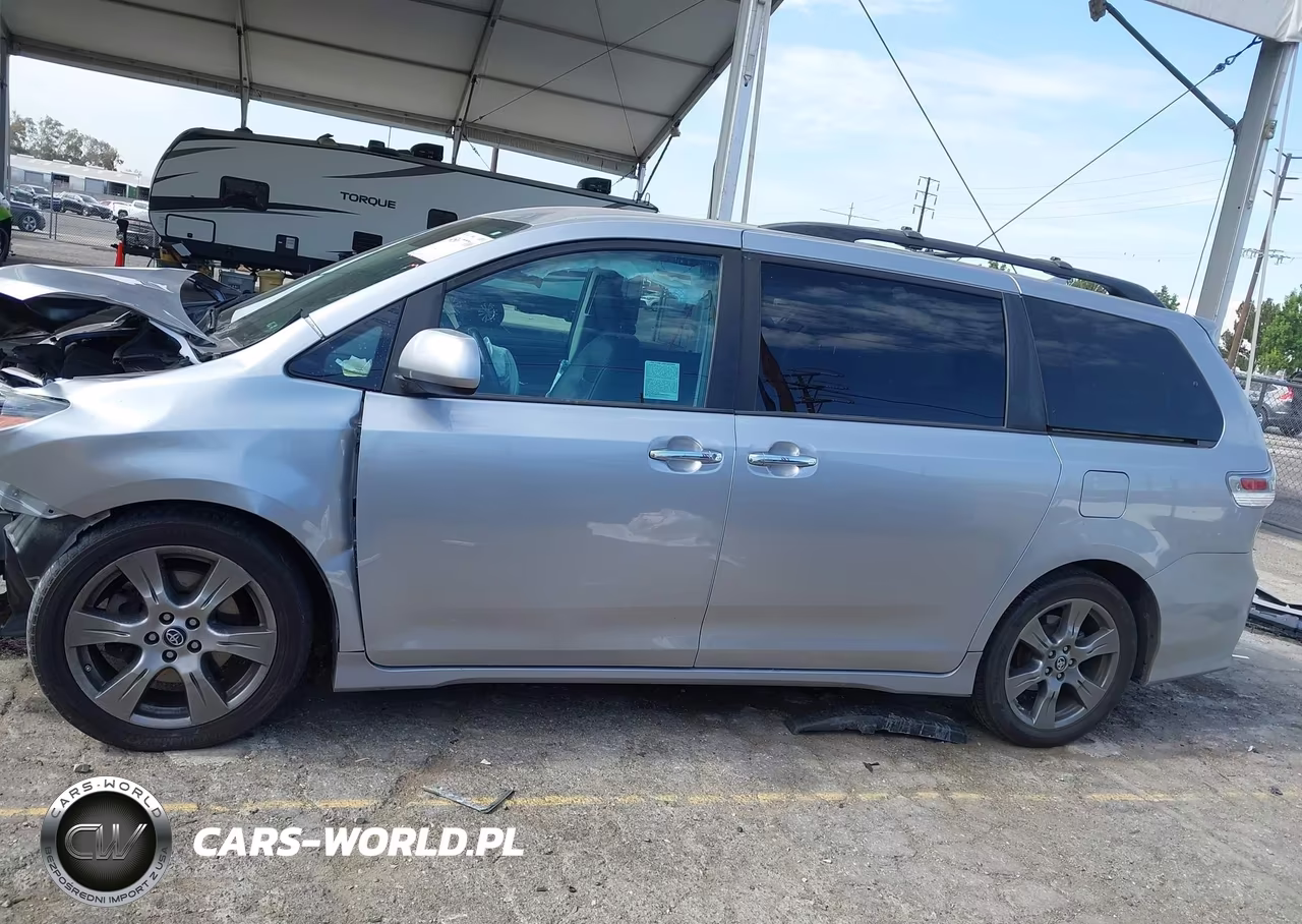 2018 Toyota Sienna Se 8 Passenger VIN:5TDXZ3DC5JS947995 - 15